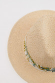 Sombrero con cinta decorativa