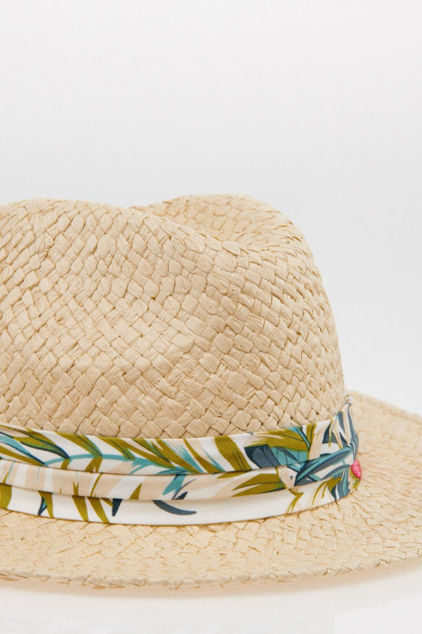 Sombrero con cinta decorativa