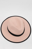 Sombrero con cinta decorativa