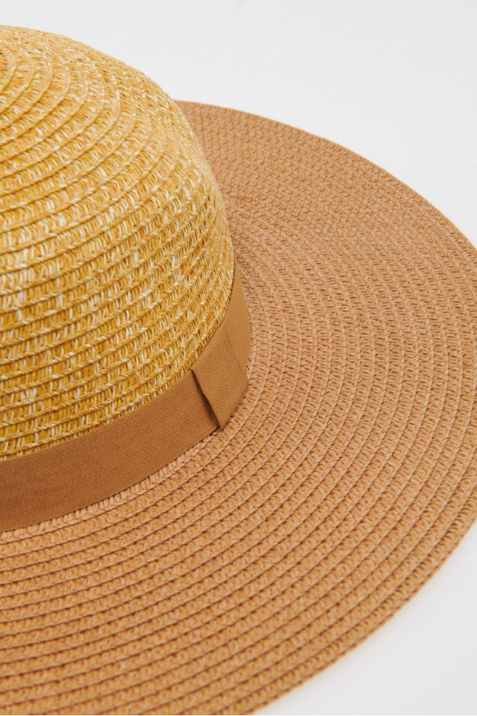 Sombrero con cinta decorativa