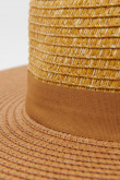 sombrero-con-cinta-decorativa