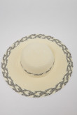 Sombrero con cinta decorativa