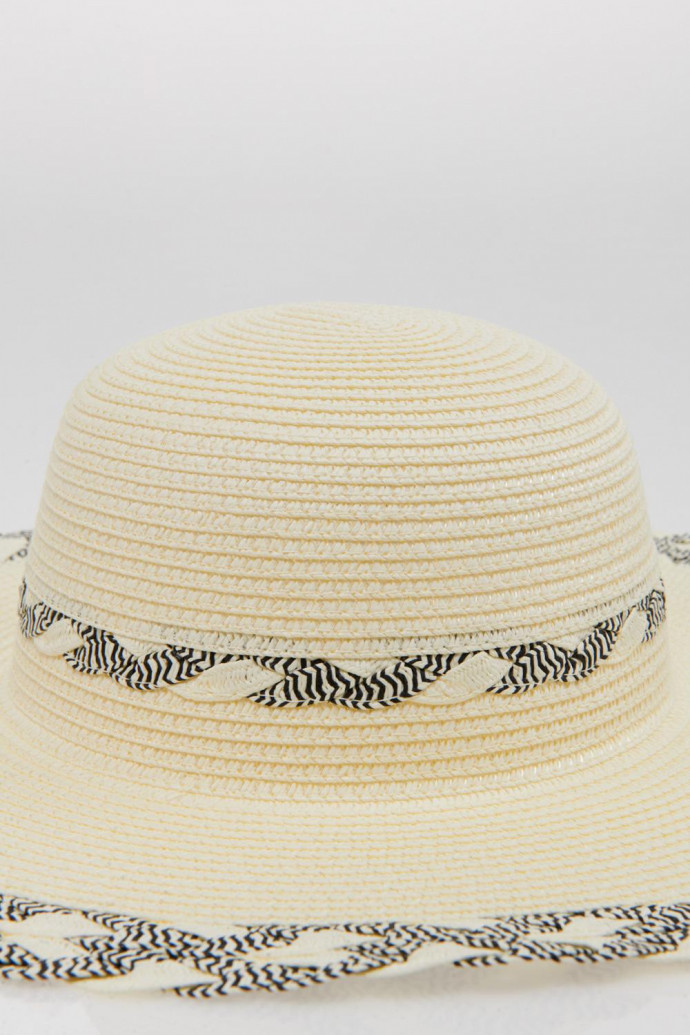 Sombrero con cinta decorativa