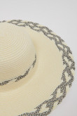 Sombrero con cinta decorativa