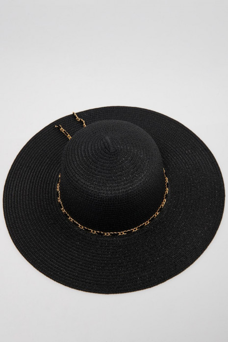 Sombrero con cinta decorativa.