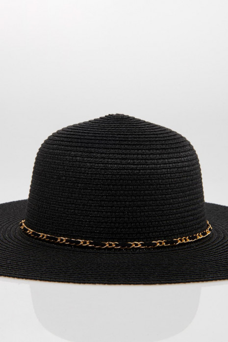 Sombrero con cinta decorativa.