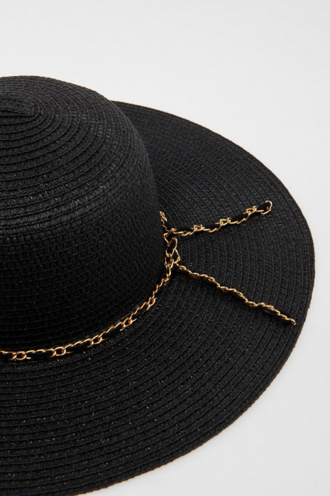 Sombrero con cinta decorativa.