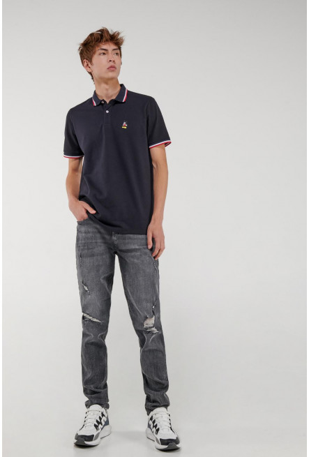 Camiseta Polo, con bordado en frente de Mickey, puños y cuello tejidos.