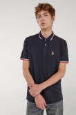 Camiseta Polo, con bordado en frente de Mickey, puños y cuello tejidos.