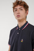 Camiseta Polo, con bordado en frente de Mickey, puños y cuello tejidos.