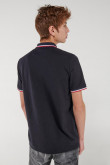 Camiseta Polo, con bordado en frente de Mickey, puños y cuello tejidos.