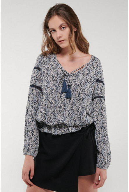 Blusa en tela fluida, estampada con lace