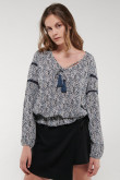 Blusa en tela fluida, estampada con lace