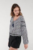 Blusa en tela fluida, estampada con lace