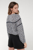 Blusa en tela fluida, estampada con lace