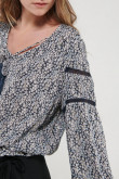 Blusa en tela fluida, estampada con lace