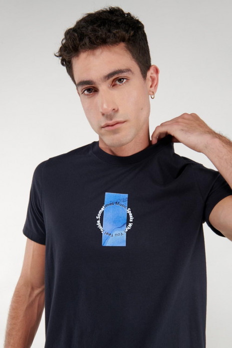 Camiseta estampada manga corta.