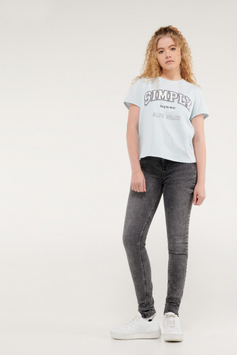 Camiseta manga corta con estampado en frente.