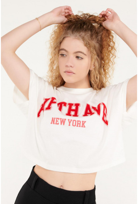 Camiseta manga corta con estampado en flock en frente.