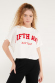 Camiseta manga corta con estampado en flock en frente.