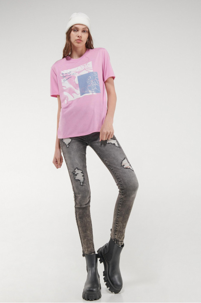 Camiseta, manga corta, con estampado en frente.