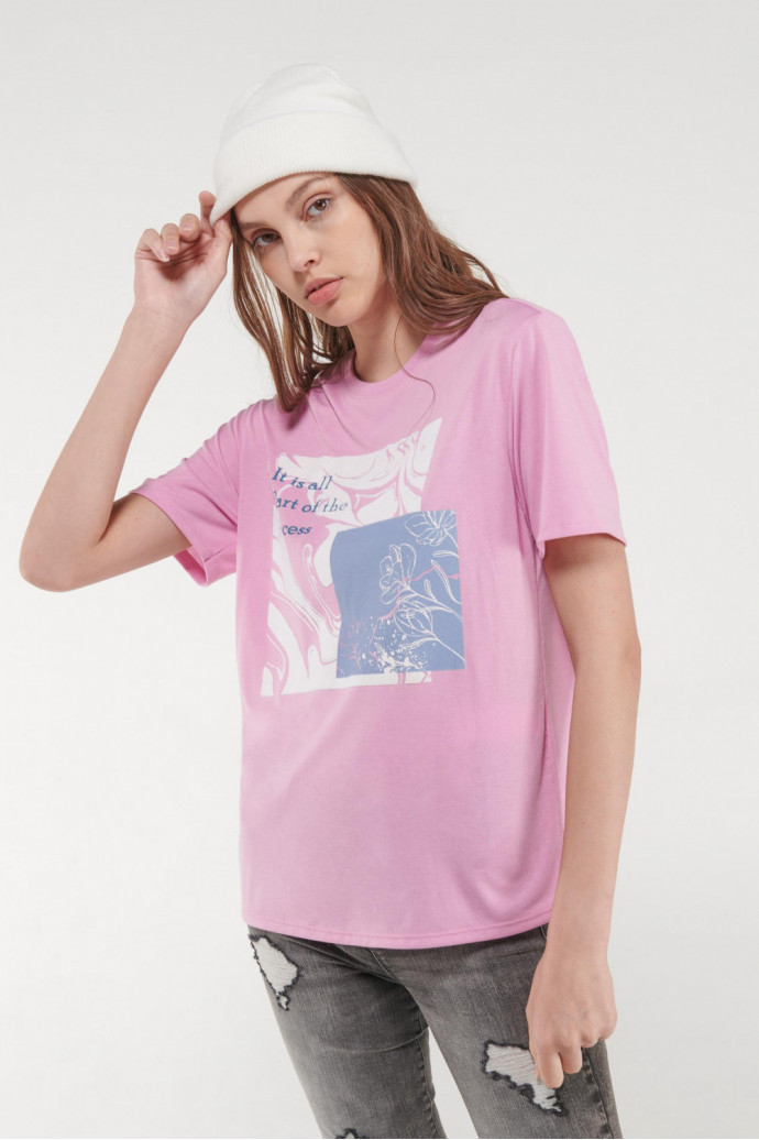 Camiseta, manga corta, con estampado en frente.