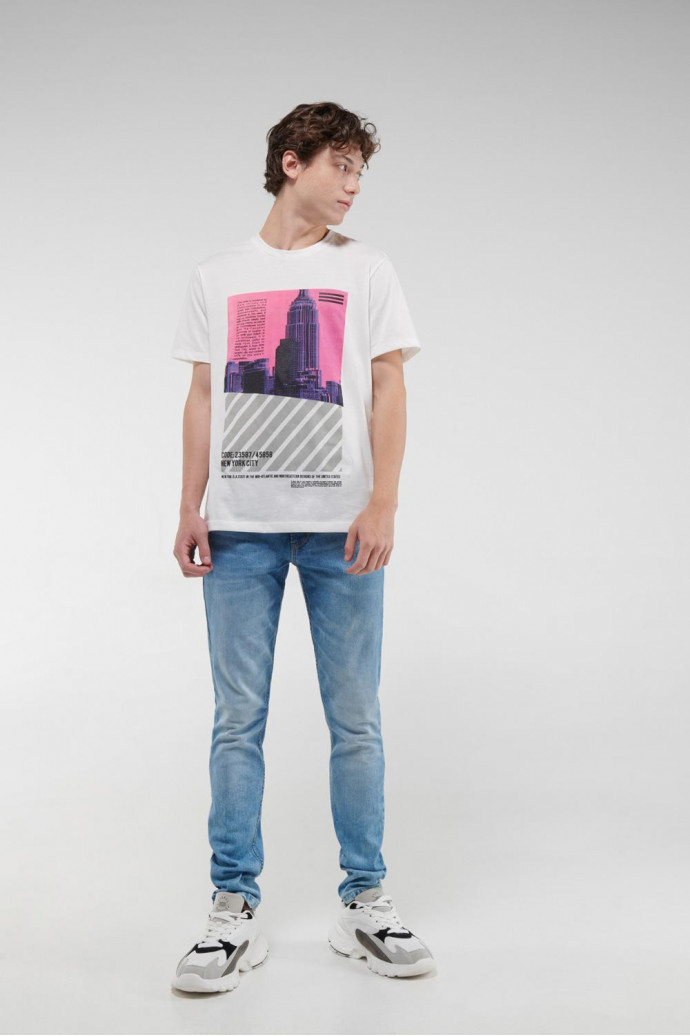 Camiseta básica manga corta estampada.