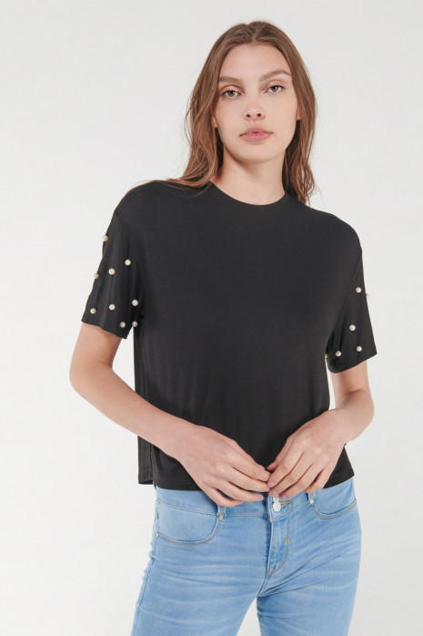 Camiseta , manga corta con perlas, unicolor.
