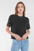 Camiseta , manga corta con perlas, unicolor.