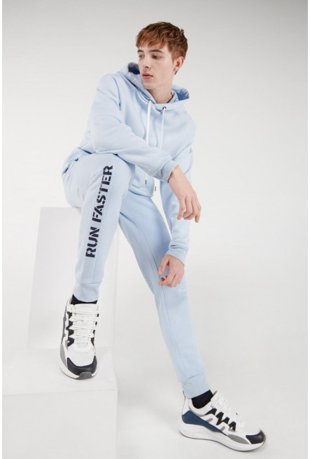 Jogger con bolsillos laterales y estampado