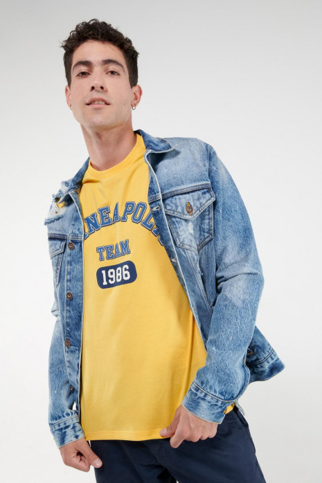 Camiseta básica manga corta estampada.