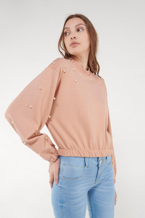 Buzo cuello redondo, con perlas en mangas y hombros.