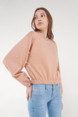 Buzo cuello redondo, con perlas en mangas y hombros.