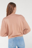 Buzo cuello redondo, con perlas en mangas y hombros.