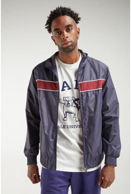 Chaqueta liviana con contraste