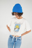 Camiseta manga corta estampada con anudado.