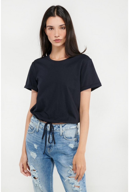 Camiseta manga corta unicolor con cordón en bajo para anudar.