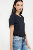 Camiseta manga corta unicolor con cordón en bajo para anudar.