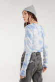 Camiseta tie dye, manga larga, con estampado.