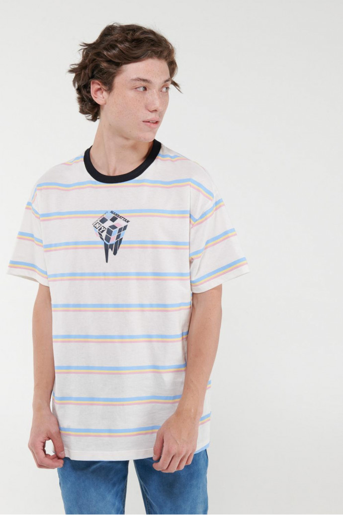 Camiseta estampada a rayas, cuello redondo, manga corta y estampado en frente.