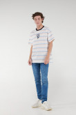 Camiseta estampada a rayas, cuello redondo, manga corta y estampado en frente.