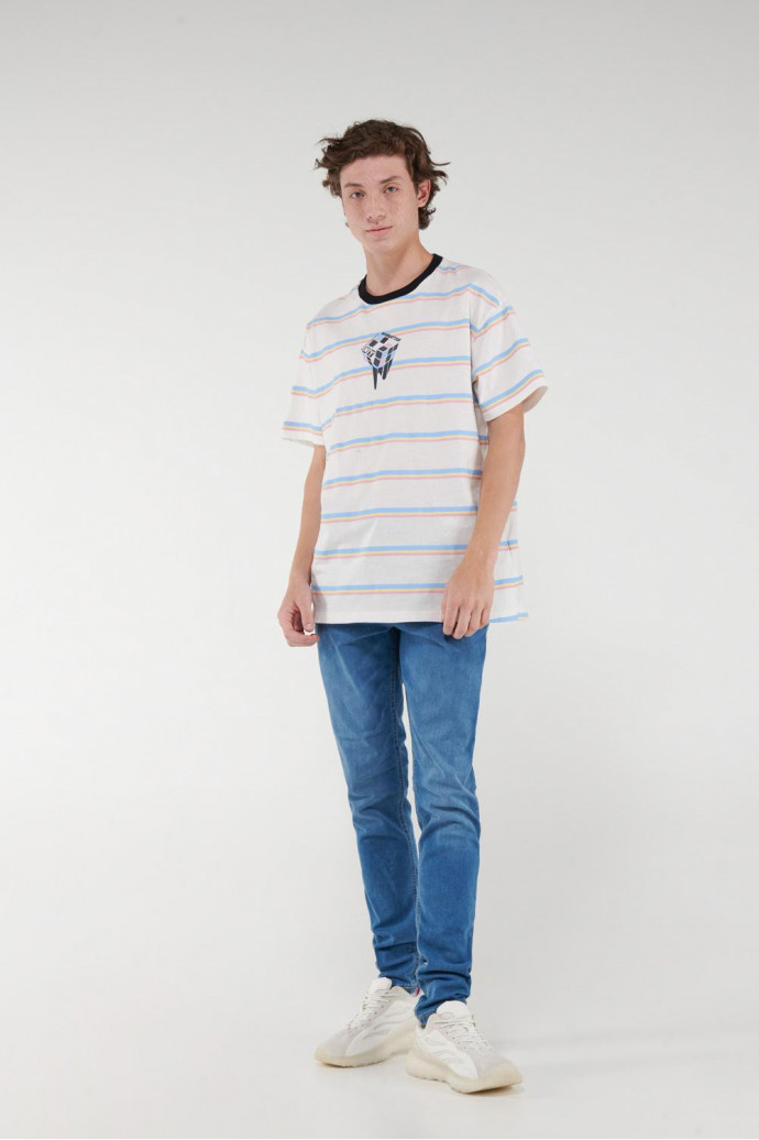 Camiseta estampada a rayas, cuello redondo, manga corta y estampado en frente.