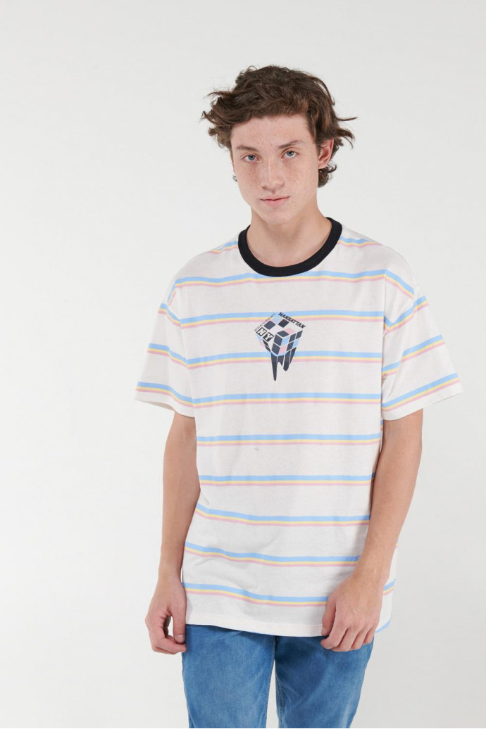 Camiseta estampada a rayas, cuello redondo, manga corta y estampado en frente.
