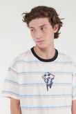 Camiseta estampada a rayas, cuello redondo, manga corta y estampado en frente.