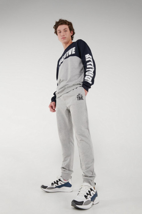 Pantalon jogger con pretina y puños en rib, estampado localizado