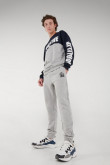 Pantalon jogger con pretina y puños en rib, estampado localizado