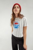 Camiseta manga corta, estampada a rayas con estampado de Pepsi en frente.