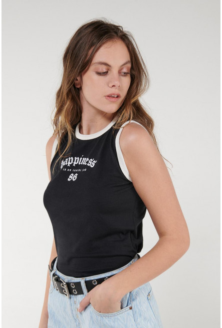Camiseta sin mangas, cuello redondo y estampado en frente.