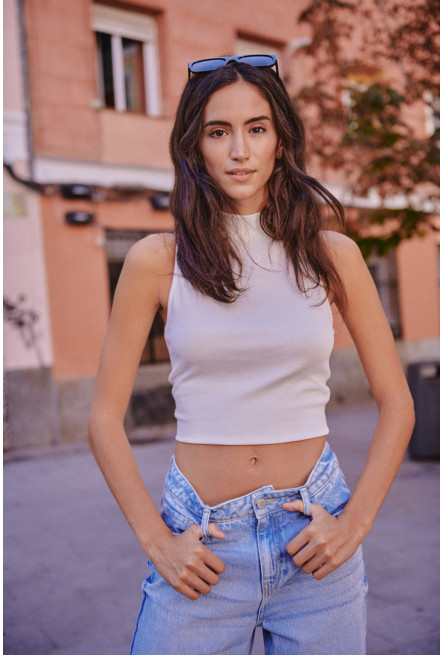 Camiseta, manga sisa, cuello alto, unicolor.