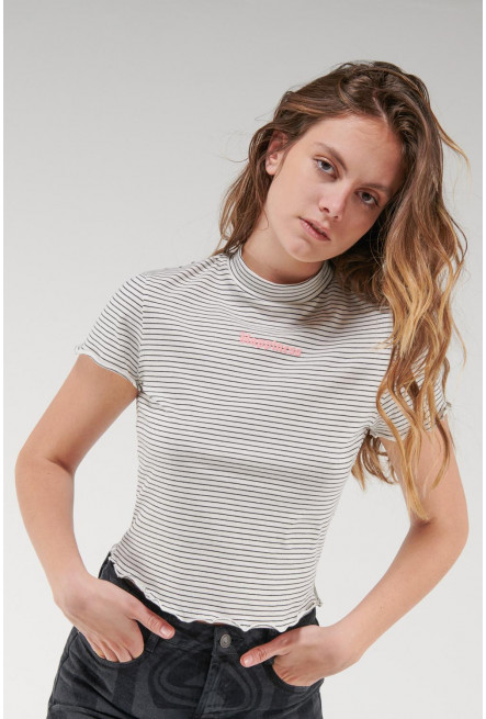 Camiseta, en rayas y estampado en frente.